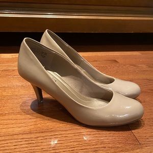 Nude Pumps